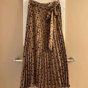 Leopard print pleated midi skirt